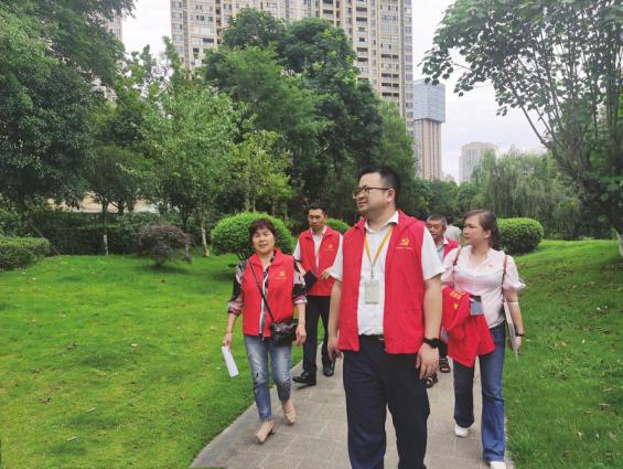 高新区石羊街道盛乐社区组织"安全应急志愿突击队,在辖区复地雍湖湾